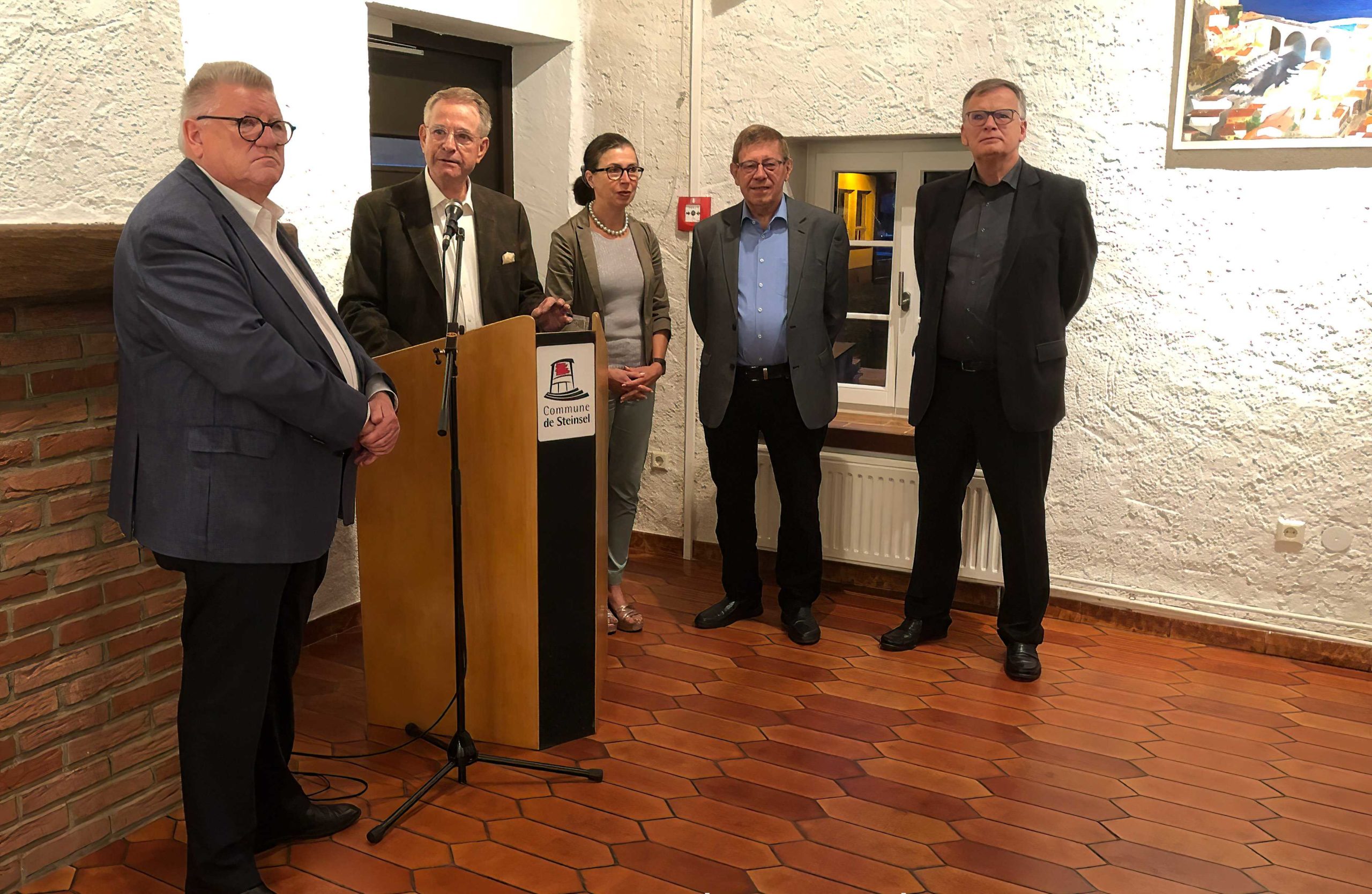 Dominique Binet à la salle d'exposition de Steinsel, qui présente ses tableaux.