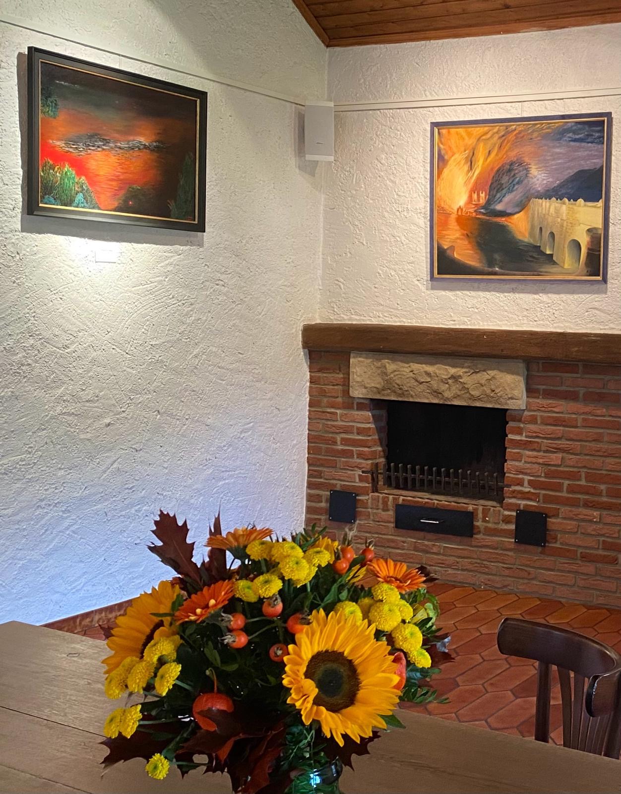 Bouquet de fleurs à la galerie "Am Duerf" de Steinsel pendant l'exposition du peintre Dominique Binet.