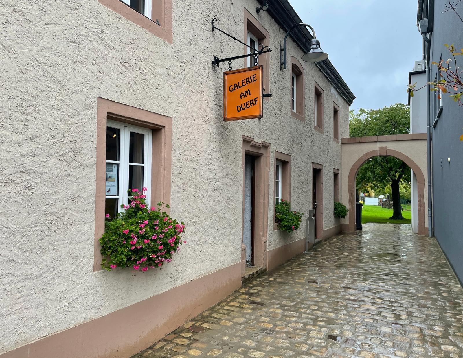Galerie "Am Duerf" à Steinsel, où le peintre Dominique Binet à mis en exposition ses tableaux.